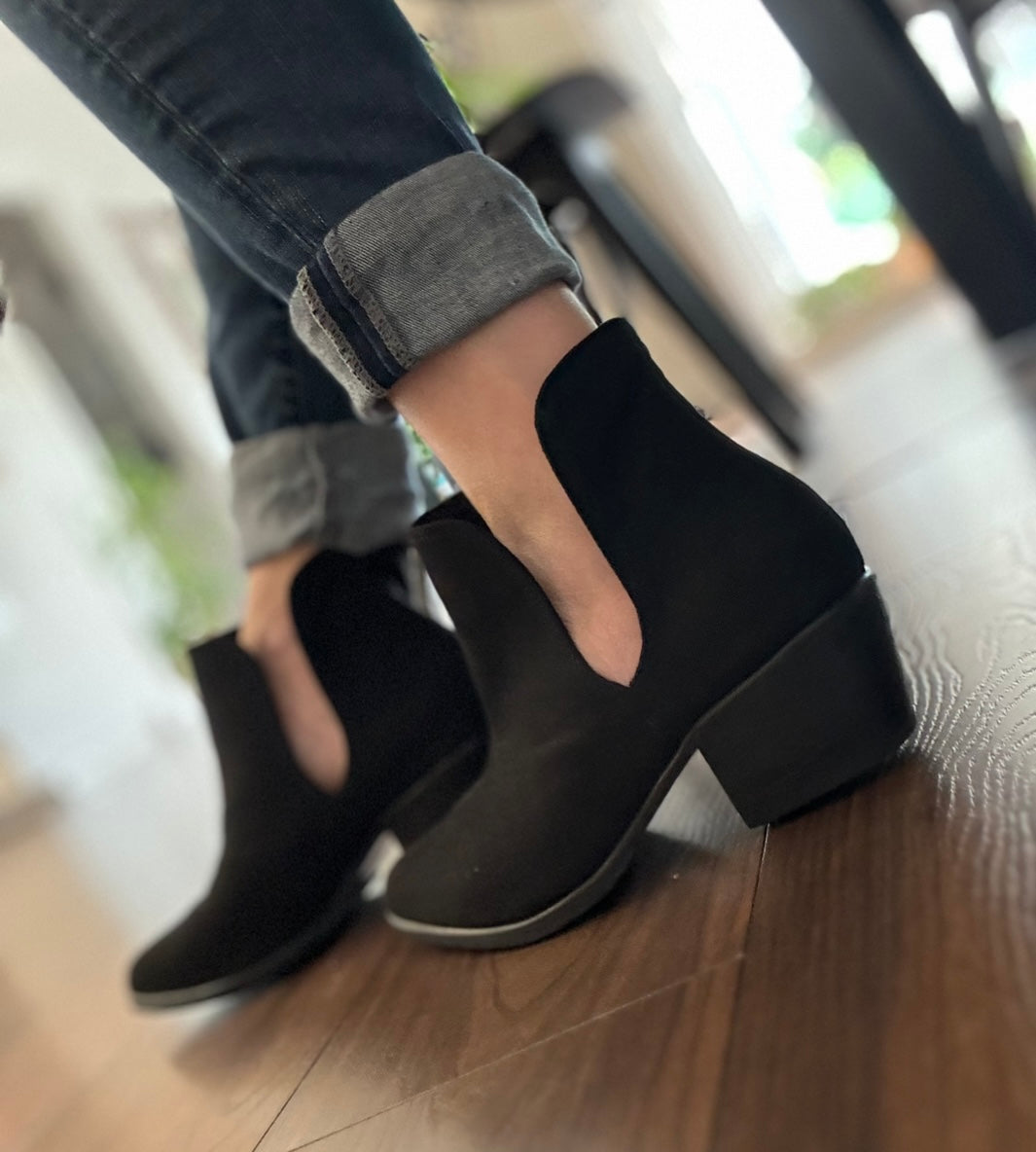 JENNA: Vegan Suede Boots Black